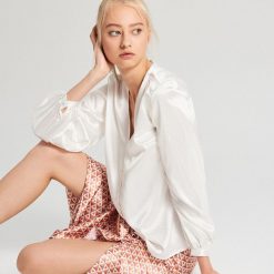 Satynowa bluzka - Kremowy. Białe bluzki damskie Cropp, s, bez wzorów, z satyny, bez kołnierzyka, bez rękawów. W wyprzedaży za 59,99 zł.