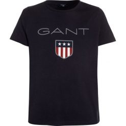 GANT SHIELD LOGO Tshirt z nadrukiem evening blue. Niebieskie t-shirty męskie z nadrukiem GANT, z bawełny. Za 129,00 zł.