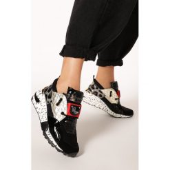 Czarno-Złote Sneakersy Livesey. Czarne sneakersy damskie Born2be. W wyprzedaży za 119,99 zł.