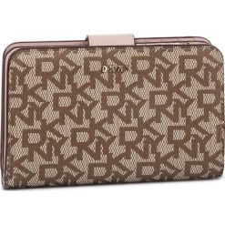 Duży Portfel Damski DKNY - Bryant Sm Carryall R831J659 Chino Logo-Iconic Blush JLC. Pomarańczowe portfele damskie DKNY, bez wzorów, ze skóry ekologicznej. Za 419,00 zł.