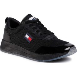 Sneakersy TOMMY JEANS - Wmns Tommy Jeans Flexi Runner EN0EN00946 Black BDS. Czarne półbuty damskie Tommy Jeans, na co dzień, bez wzorów, z jeansu, bez obcasa, na płaskiej podeszwie, bez zapięcia. Za 449,00 zł.