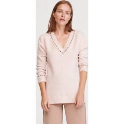 Sweter ze sztucznymi perłami - Różowy. Różowe swetry damskie Reserved, s, bez wzorów, bez rękawów, bez kaptura. W wyprzedaży za 59,99 zł.