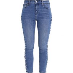 Topshop Petite LACE UP JAMIE Jeansy Slim fit middenim. Niebieskie rurki damskie marki Topshop Petite, petite. W wyprzedaży za 216,75 zł.