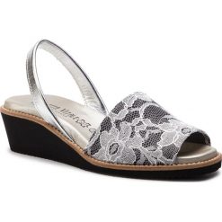 Sandały LORETTA VITALE - 850 Plata/Negro. Szare klapki damskie Loretta Vitale, bez wzorów, ze skóry, bez obcasa, na obcasie. W wyprzedaży za 169,00 zł.