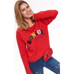 LUŹNA BLUZA DAMSKA Z APLIKACJĄ. Czerwone bluzy damskie Top Secret, na lato, z nadrukiem, z bawełny, bez rękawów, bez kaptura. W wyprzedaży za 29,99 zł.