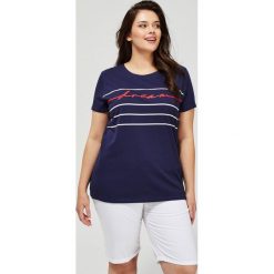 T-shirt z napisem. Niebieskie bluzki damskie Moodo, w paski, z bawełny, klasyczne, z okrągłym kołnierzem. Za 24,99 zł.