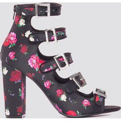 NA-KD Shoes Sandały na wysokim obcasie ze sprzączkami - Multicolor. Szare sandały damskie NA-KD Shoes, w paski, z satyny, z otwartym noskiem, na wysokim obcasie, z paskami. W wyprzedaży za 60,88 zł.