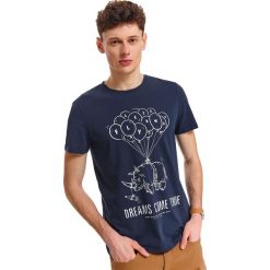 T-shirt z nadrukiem. Niebieskie t-shirty męskie Top Secret, na wiosnę, m, z nadrukiem, z bawełny, klasyczne, z klasycznym kołnierzykiem, krótkie. Za 39,99 zł.