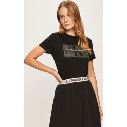 Calvin Klein Jeans - T-shirt. Białe bluzki damskie Calvin Klein Jeans, s, z nadrukiem, z bawełny, casualowe, z okrągłym kołnierzem. W wyprzedaży za 179,90 zł.