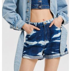 Szorty z motywem tie-dye - Niebieski. Niebieskie szorty damskie Reserved, bez wzorów. Za 89,99 zł.