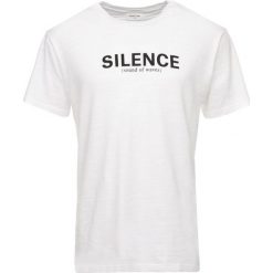Wood Wood PERRY Tshirt z nadrukiem bright white. Białe koszulki polo męskie marki Wood Wood, m, z nadrukiem, z bawełny. Za 229,00 zł.