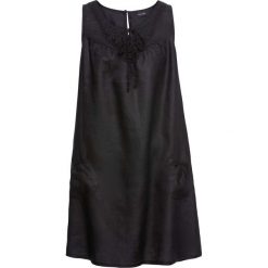 Sukienka lniana z koronką bonprix czarny. Czarne sukienki damskie bonprix, na lato, w koronkowe wzory, z koronki, bez kołnierzyka, bez rękawów. Za 129,99 zł.