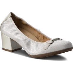 Półbuty GEOX - D Anny A M. B D825VB 00077 C1002 Off White. Białe półbuty damskie Geox, z aplikacjami, z zamszu, eleganckie, bez obcasa, na obcasie, bez zapięcia. W wyprzedaży za 239,00 zł.