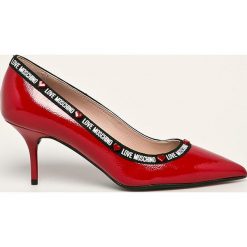 Love Moschino - Szpilki skórzane. Czerwone szpilki Love Moschino, bez wzorów, ze skóry, bez obcasa, na obcasie, bez zapięcia. Za 959,90 zł.