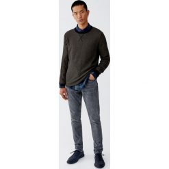 Sweter z kontrastowym obszyciem. Białe swetry klasyczne męskie Pull&Bear, m, z kontrastowym kołnierzykiem. Za 79,90 zł.