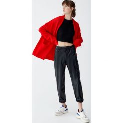 Miękki kardigan z dzianiny. Czerwone kardigany damskie Pull&Bear, z dzianiny. Za 99,90 zł.