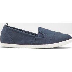 Baleriny sportowe bonprix ciemnoniebieski. Niebieskie baleriny damskie bonprix, bez wzorów, sportowe, bez obcasa. Za 27,99 zł.