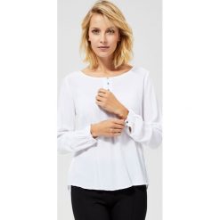 Bluzka koszulowa z rozpinanym dekoltem. Białe bluzki damskie Moodo, xxl, bez wzorów, z wiskozy, z koszulowym kołnierzykiem, bez rękawów. Za 44,99 zł.
