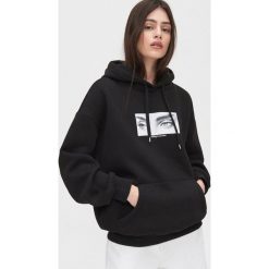 Bluza kangurka z nadrukiem - Czarny. Czarne bluzy damskie Cropp, s, z nadrukiem, bez rękawów, bez kaptura. Za 79,99 zł.