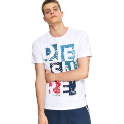 T-shirt z nadrukiem. Białe t-shirty męskie Top Secret, na zimę, xl, z nadrukiem, z bawełny, bez kołnierzyka, krótkie. W wyprzedaży za 19,99 zł.