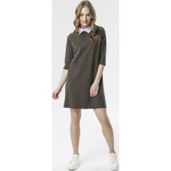 Khaki Sukienka Avadah. Brązowe sukienki damskie Born2be, s, bez wzorów, z dzianiny, eleganckie, bez kołnierzyka, bez rękawów, mini, trapezowe. Za 69,99 zł.
