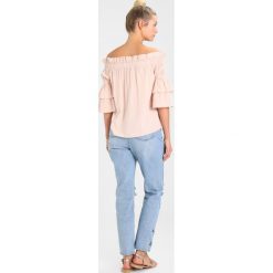 Bluzki damskie: NAKD DEBIFLUE X NAKD OFF SHOULDER FRILL Bluzka pink peach