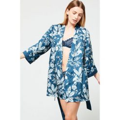 Etam - Szlafrok Maggie. Niebieskie szlafroki damskie Etam, s, bez wzorów, z poliesteru, bez rękawów, bez kaptura. W wyprzedaży za 159,90 zł.