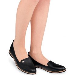 Balerinki damskie Miss Laura W-98 Czarne. Czarne baleriny damskie MISS LAURA, bez wzorów, z tworzywa sztucznego, eleganckie, bez obcasa, na płaskiej podeszwie. Za 52,00 zł.