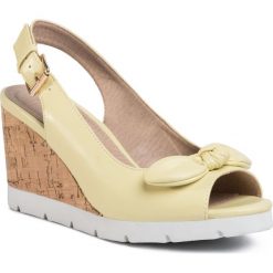 Sandały CLARA BARSON - LS5206-01 Yellow. Żółte klapki damskie Clara Barson, bez wzorów, ze skóry ekologicznej, bez obcasa, na obcasie. Za 99,99 zł.