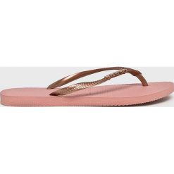 Havaianas - Japonki. Różowe klapki damskie Havaianas, bez wzorów, z materiału, bez obcasa, na obcasie. W wyprzedaży za 89,90 zł.
