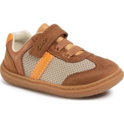 Sneakersy CLARKS - Flash Step T 261495857 Tan Combi Leather. Pomarańczowe trampki chłopięce Clarks, bez wzorów, ze skóry ekologicznej, na rzepy. Za 219,00 zł.