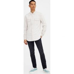 Jeansy slim comfort z efektem sprania. Czarne jeansy męskie regular Pull&Bear. Za 89,90 zł.