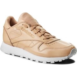 Buty Reebok - Cl Lthr Patent CN0771 Desert Dust/White. Różowe półbuty damskie Reebok, bez wzorów, ze skóry, bez obcasa, na płaskiej podeszwie, bez zapięcia. W wyprzedaży za 219,00 zł.