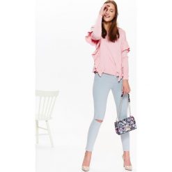 Sweter damski z ukośnymi falbanami. Różowe swetry damskie Top Secret, na lato, bez wzorów, z dzianiny, eleganckie, bez rękawów, bez kaptura. W wyprzedaży za 29,99 zł.