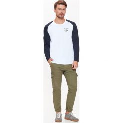T-shirt męski długi rękaw z kontrastowymi rękawami. Niebieskie t-shirty męskie Top Secret, na zimę, xl, bez wzorów, z bawełny, z kontrastowym kołnierzykiem, długie. W wyprzedaży za 49,99 zł.