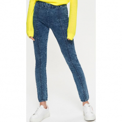 Jeansowe jegginsy z zamkiem z tyłu - Niebieski. Niebieskie legginsy Cropp, z jeansu. W wyprzedaży za 39,99 zł.