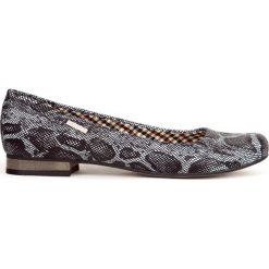 Baleriny na niskim obcasie - skóra naturalna - model 008 - kolor czarny wąż. Czarne baleriny damskie Zapato, bez wzorów, ze skóry, eleganckie, na niskim obcasie, na płaskiej podeszwie. W wyprzedaży za 173,40 zł.