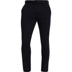 Marc O'Polo DENIM GARMENT DYE PANTS Chinosy blue night sky. Niebieskie spodnie męskie marki Marc O'Polo DENIM, m, bez wzorów, z elastanu. Za 389,00 zł.