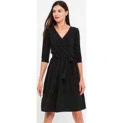 Sukienka w kolorze czarnym. Czarne sukienki damskie ZOCHA, xl, w paski, z tkaniny. W wyprzedaży za 149,95 zł.
