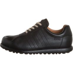 Camper PELOTAS Sznurowane obuwie sportowe black. Czarne buty sportowe męskie marki Camper, ze skóry, na sznurówki. W wyprzedaży za 503,20 zł.