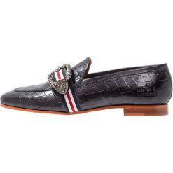 Melvin & Hamilton SCARLETT Półbuty wsuwane crock navy. Niebieskie mokasyny damskie marki Melvin & Hamilton, ze skóry. Za 759,00 zł.