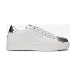 Trussardi Jeans Tenisówki Biały. Białe trampki i tenisówki damskie Trussardi Jeans, bez wzorów, z jeansu, bez zapięcia. Za 628,95 zł.