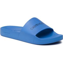 Klapki CALVIN KLEIN - Slide KM0KM00375 446. Niebieskie klapki męskie Calvin Klein, z tworzywa sztucznego, bez zapięcia. W wyprzedaży za 129,00 zł.