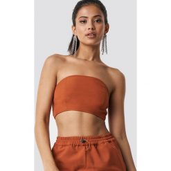 Hannalicious x NA-KD Bandau Crop Track Top - Orange. Pomarańczowe topy damskie marki Hannalicious x NA-KD, bez wzorów, z tkaniny, z dekoltem na plecach. Za 80,95 zł.