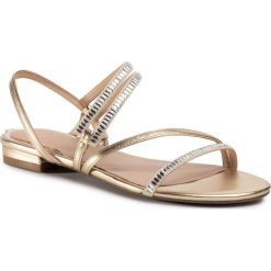 Sandały GUESS - Ravena FL6RA2 LEL03 GOLD. Żółte klapki damskie Guess, z aplikacjami, ze skóry ekologicznej, bez obcasa, na obcasie. W wyprzedaży za 249,00 zł.