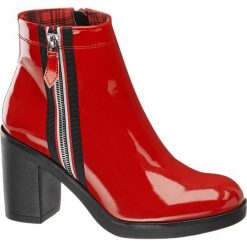 Botki damskie Catwalk czerwone. Czerwone botki damskie Catwalk, z materiału, bez obcasa, na obcasie, bez zapięcia. Za 159,90 zł.