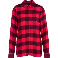 Koszula Guess W93H90 WBWL0. Czerwone bluzki damskie Guess, s, z aplikacjami, z wiskozy, bez kołnierzyka, bez rękawów. W wyprzedaży za 219,00 zł.