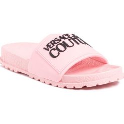 Klapki Versace Jeans Couture E0VVBSQ2. Różowe klapki damskie Versace Jeans Couture, bez wzorów, z jeansu, bez obcasa. W wyprzedaży za 199,00 zł.