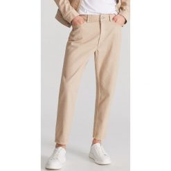 Jeansy carrot regular - Beżowy. Brązowe jeansy męskie Reserved, m, bez wzorów. Za 129,99 zł.