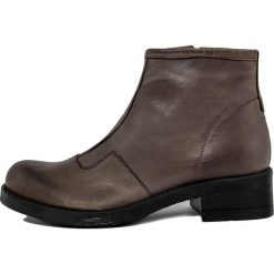 Skórzane botki w kolorze brązowym. Pomarańczowe botki damskie Eye. W wyprzedaży za 299,95 zł.
